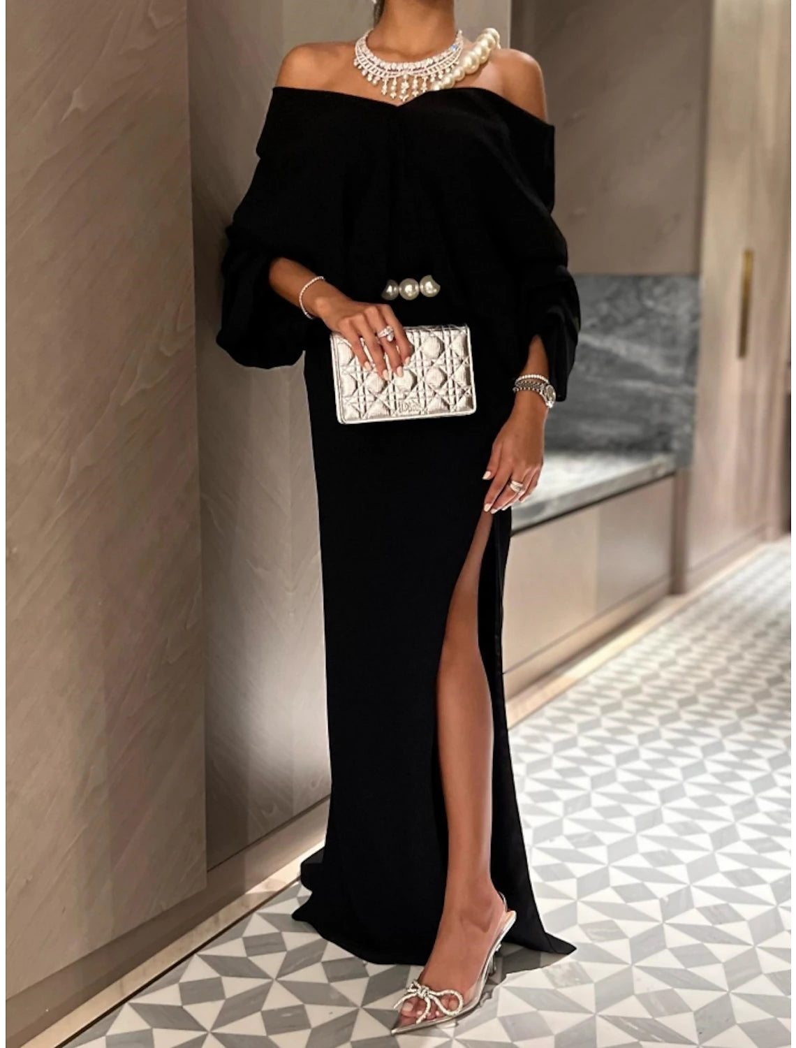 Abito da sera a trapezio, elegante, formale, con strascico a ruota, nero, manica lunga, spalle scoperte, raso con spacco perle